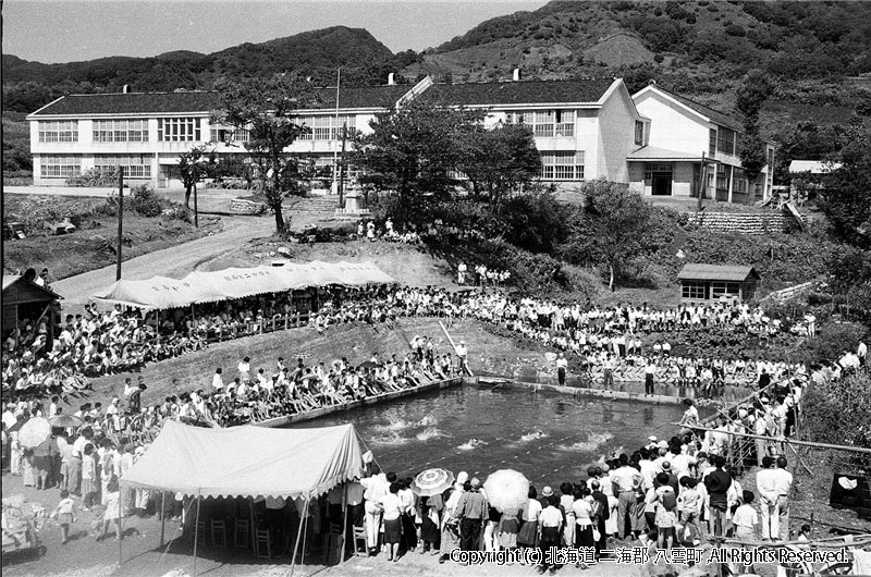 昭和36年　雲石小学校と防火貯水槽での水泳大会